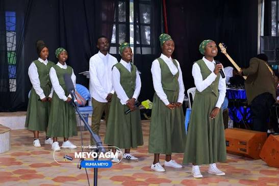 MEYO teenagers performing together